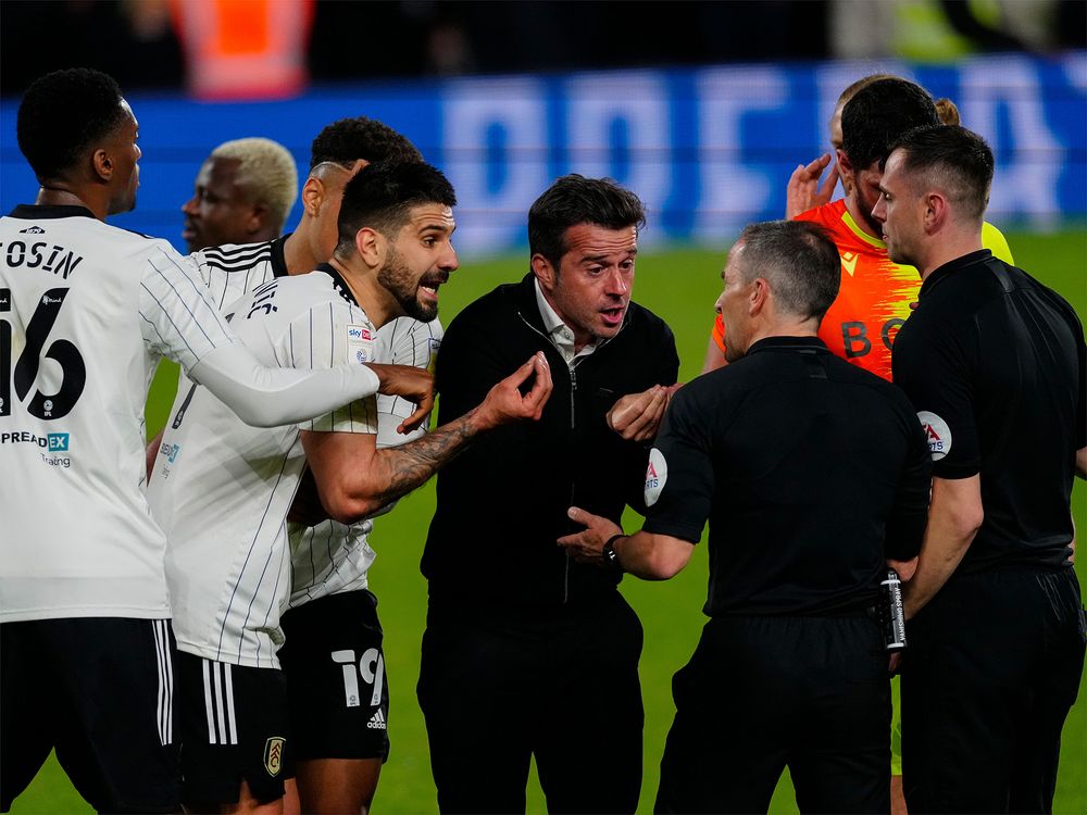 Marco Silva speaks to the referees Marco Silva speaks to the referees