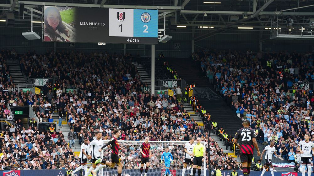 The stadium joins together to clap Fulham fan Lisa Hughes, who sadly passed away this week, aged 46.