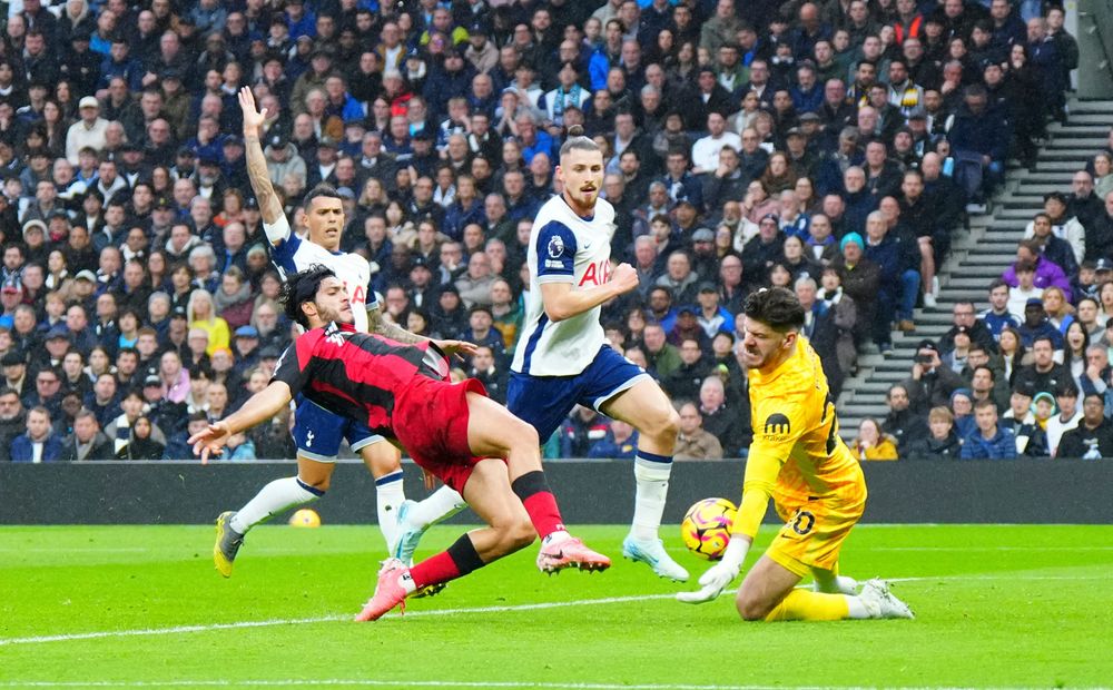Fraser Forster denies Raul Fraser Forster denies Raul
