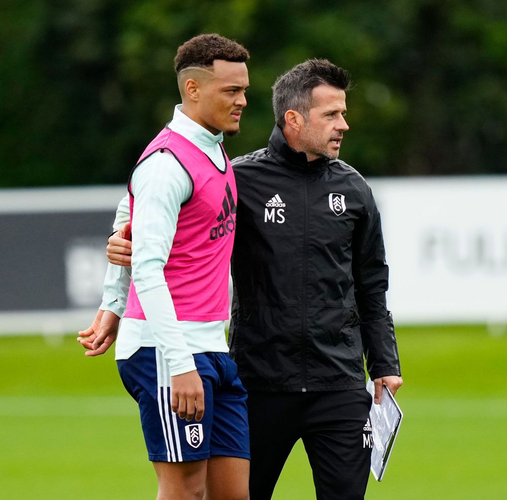 Marco Silva with Rodrigo Muniz in training Marco Silva with Rodrigo Muniz in training