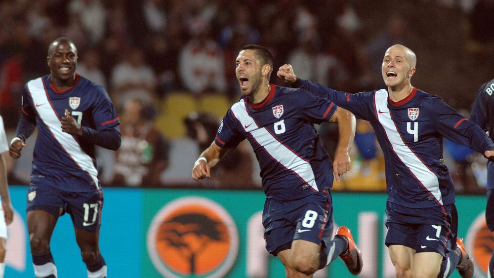 Fulham' s Clint Dempsey, center, dribbles past AS Roma's Marco