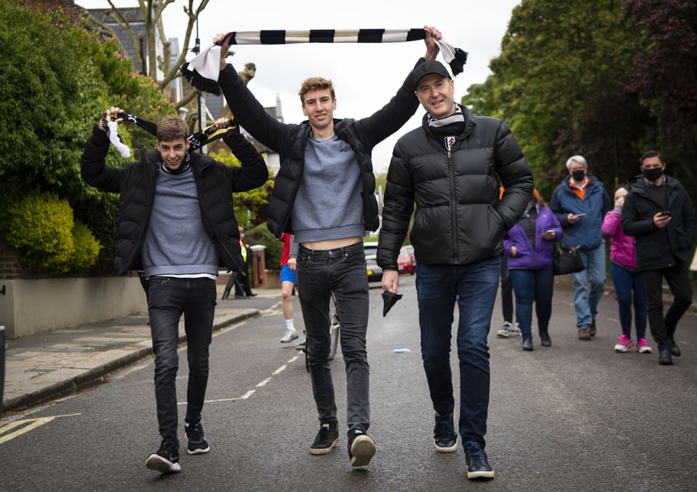 Fans make their way to Craven Cottage Fans make their way to Craven Cottage