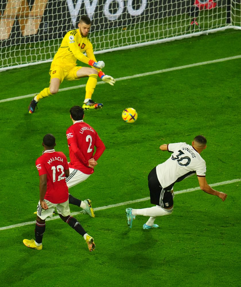 Carlos Vinicius draws a save from David De Gea