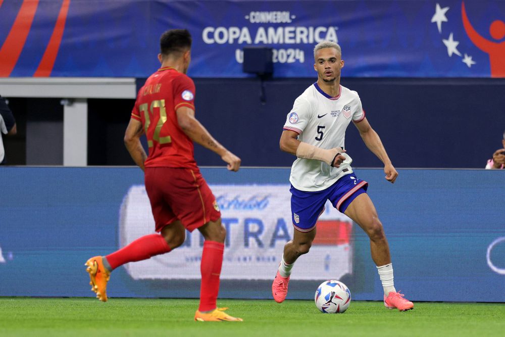 Antonee Robinson on the ball for the USMNT against Bolivia Antonee Robinson on the ball for the USMNT against Bolivia
