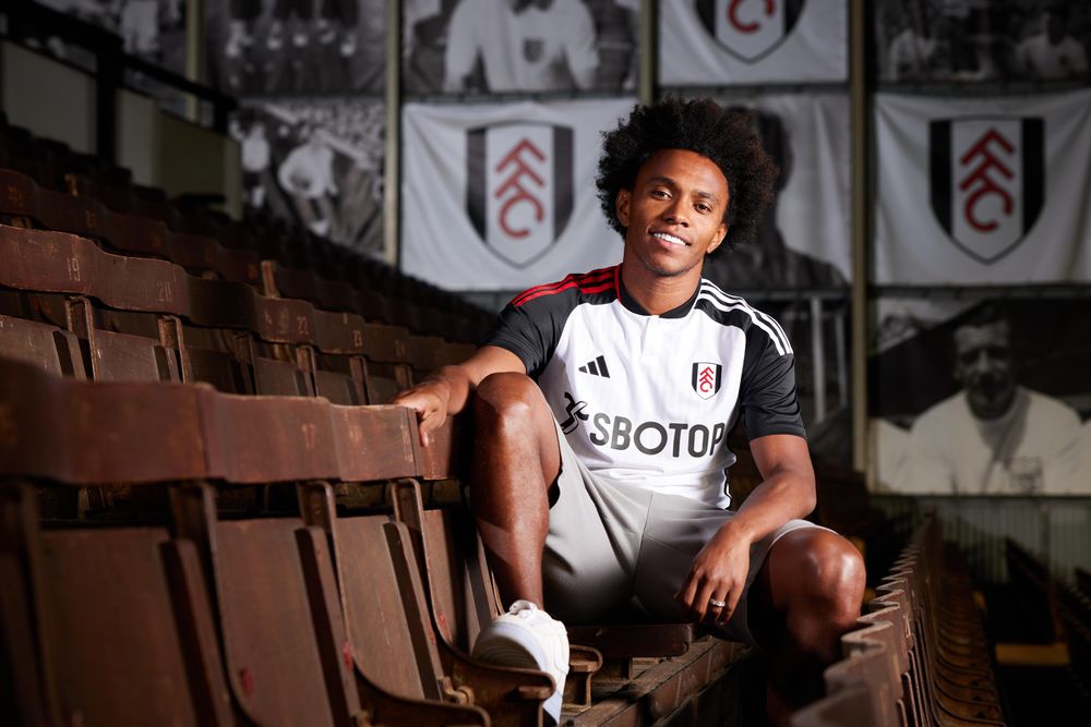 Willian poses after signing his new contract