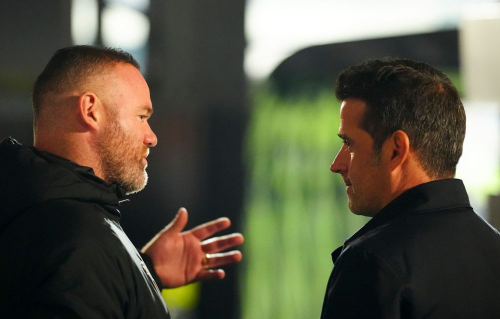 Marco Silva chats with Wayne Rooney Marco Silva chats with Wayne Rooney