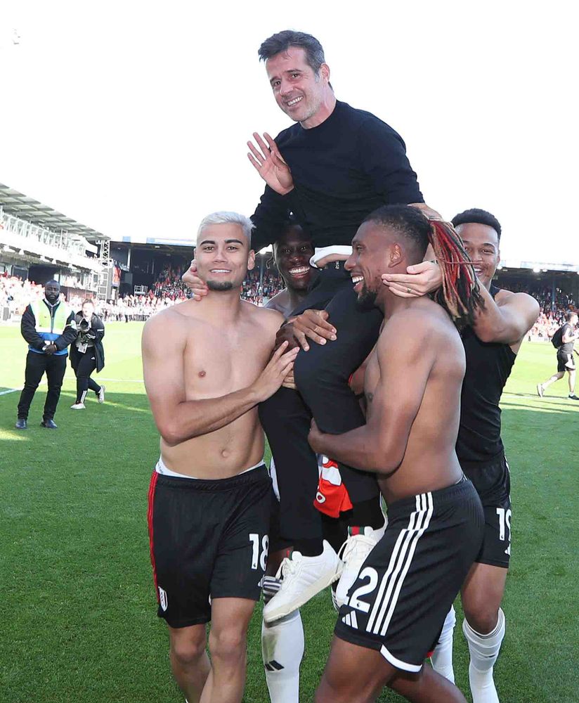 Marco Silva celebrates with his players at Kenilworth Road Marco Silva celebrates with his players at Kenilworth Road