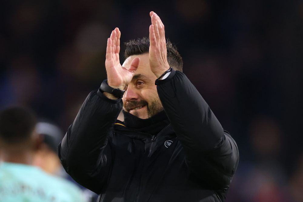 Roberto De Zerbi applauds the Brighton fans