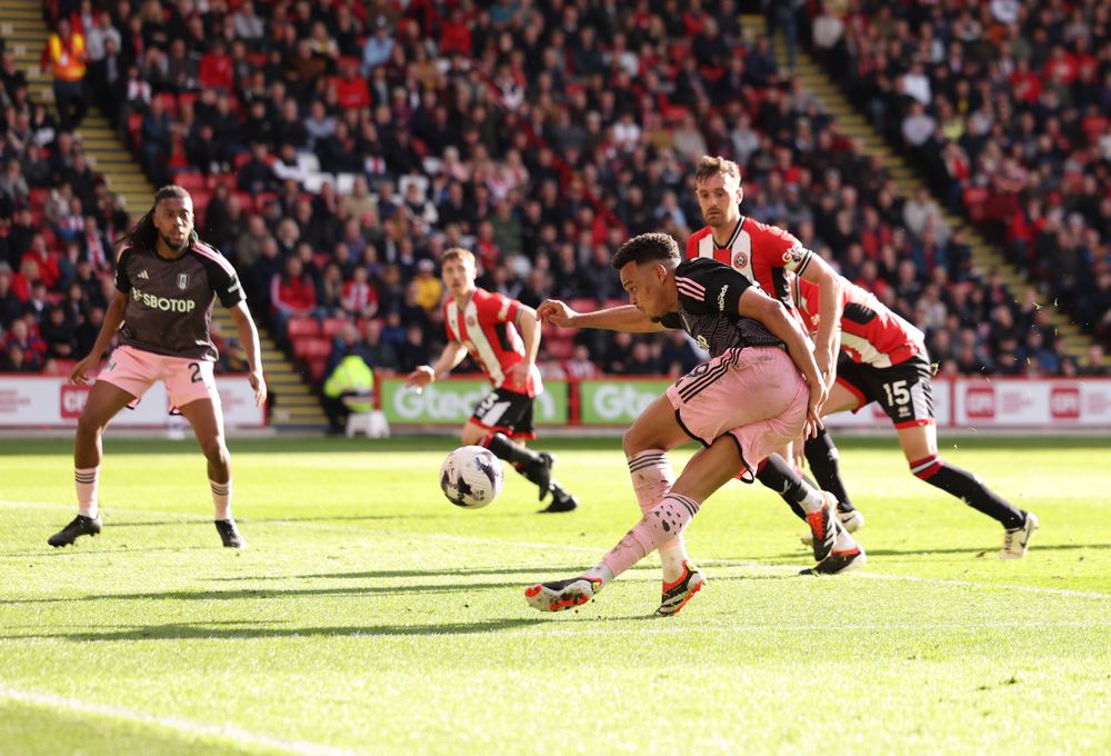 Rodrigo Muniz sends a rabona wide
