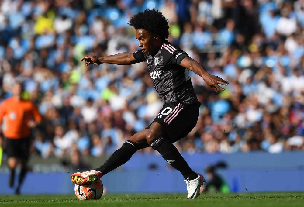 Willian on the ball against Manchester City