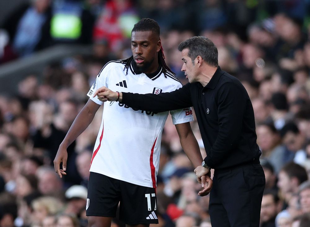 Marco Silva gives Alex Iwobi some instructions Marco Silva gives Alex Iwobi some instructions