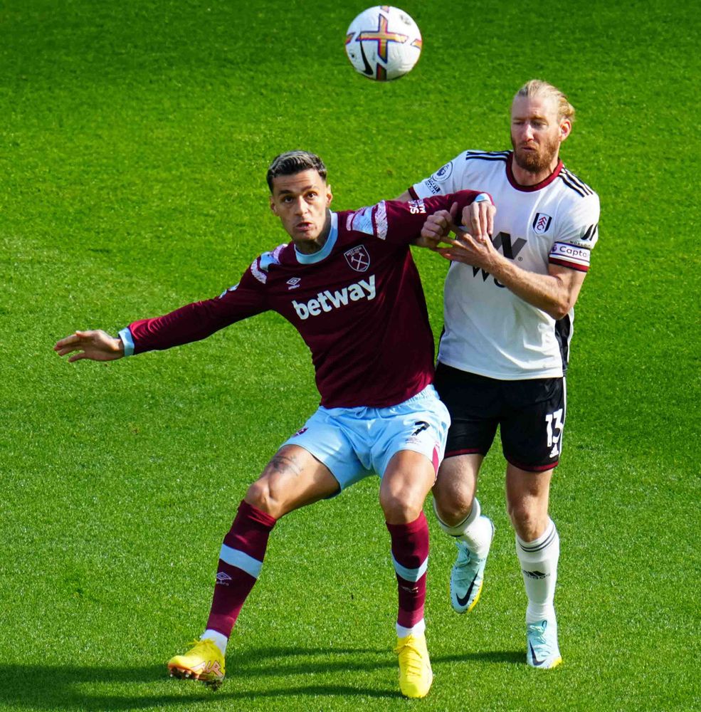 Tim Ream challenges Gianluca Scamacca Tim Ream challenges Gianluca Scamacca