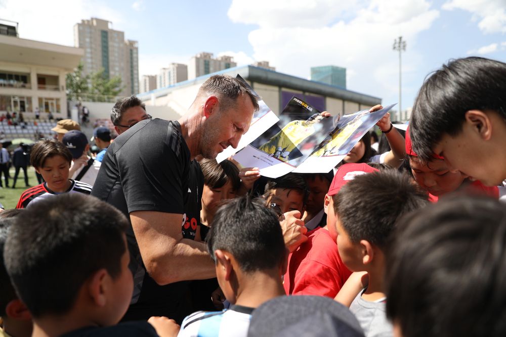 Mark Schwarzer signs autographs