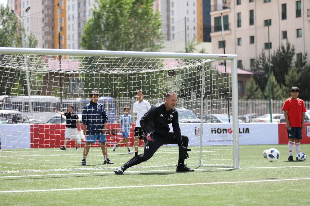 Mark Schwarzer takes part in a football session