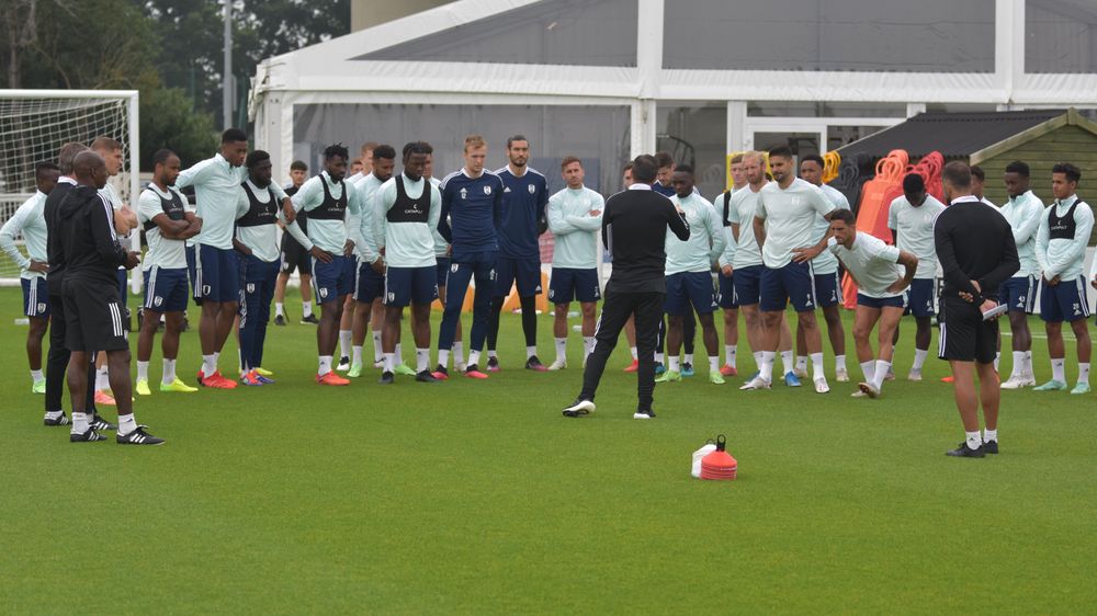 Marco Silva addresses his players ahead of a training session