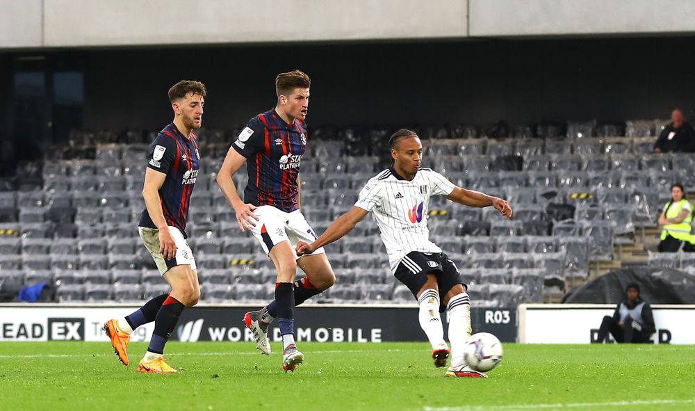 Bobby De Cordova-Reid slots home Bobby De Cordova-Reid slots home
