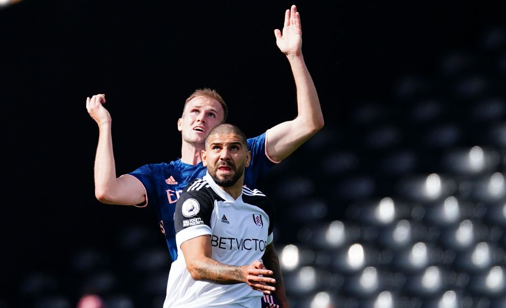 Aleksandar Mitrović battles with Rob Holding