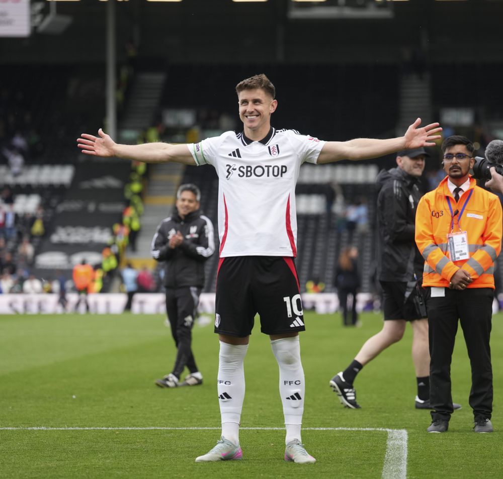 Tom Cairney acknowledges the Fulham fans Tom Cairney acknowledges the Fulham fans