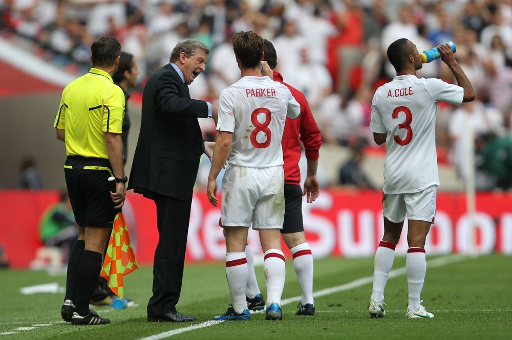 Roy Hodgson speaks to Scott Parker during England versus Belgium