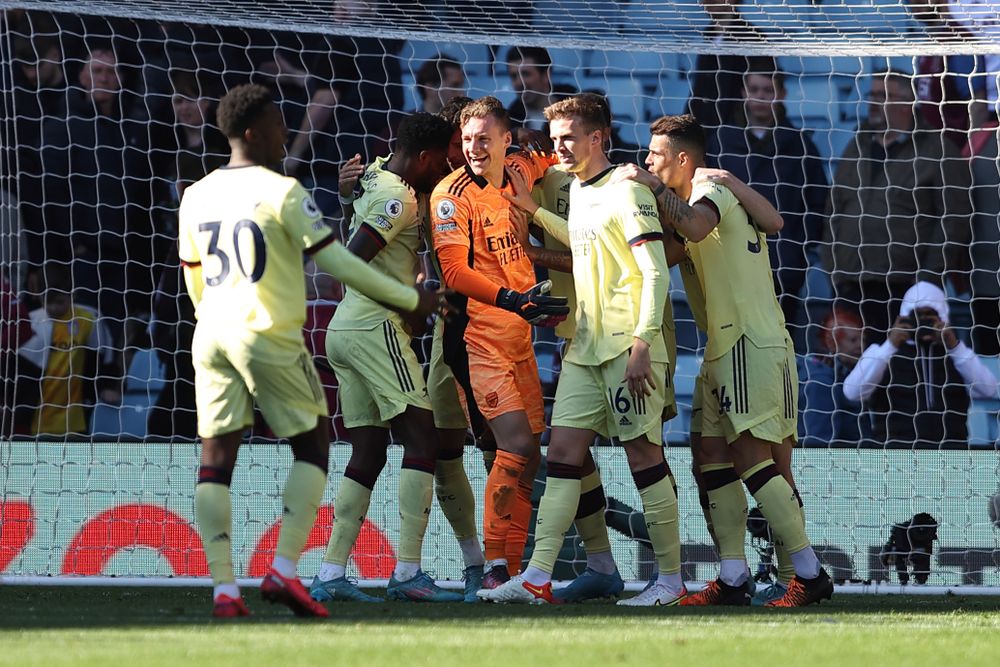 Arsenal's players celebrate with Bernd Leno