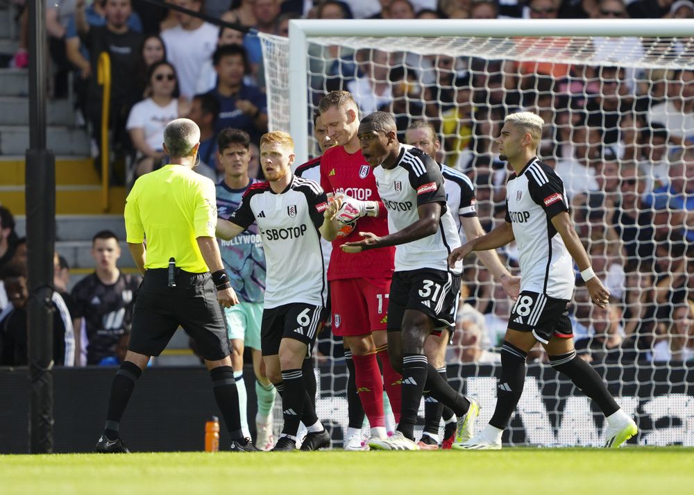 The Fulham players react to Tim Ream's red card.