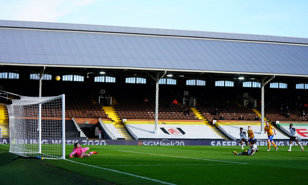 Ivan Cavaleiro misses from the penalty spot. Ivan Cavaleiro misses from the penalty spot.