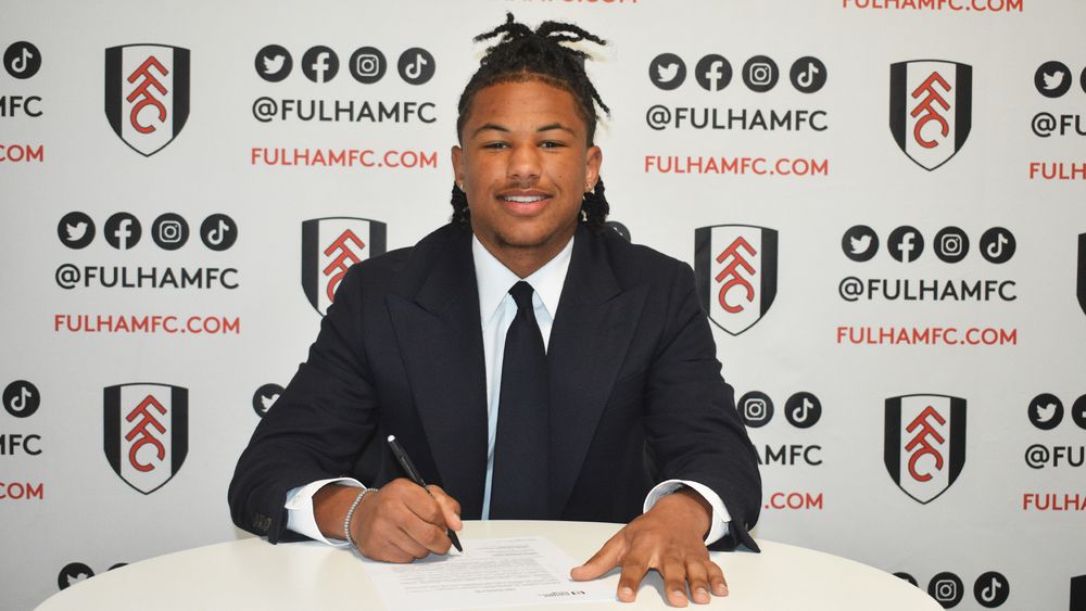 Fulham defender Samuel Amissah puts pen to paper on his first pro deal Fulham defender Samuel Amissah puts pen to paper on his first pro deal