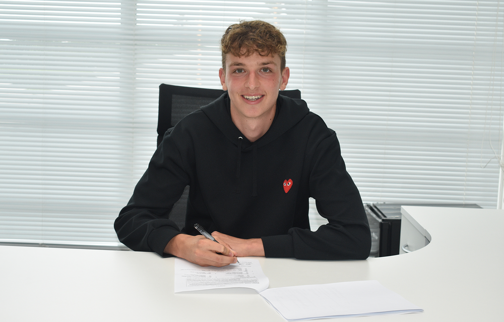 Charlie Robinson signs Charlie Robinson signs